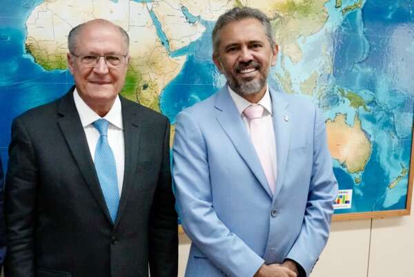 Pacote do Governo Federal deve contemplar exportadores do Ceará atingidos pelo tarifaço dos EUA, afirma governador Elmano