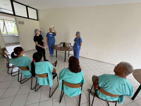 Casa de Cuidados do Ceará orienta cuidadores sobre dieta para pacientes em uso de sonda