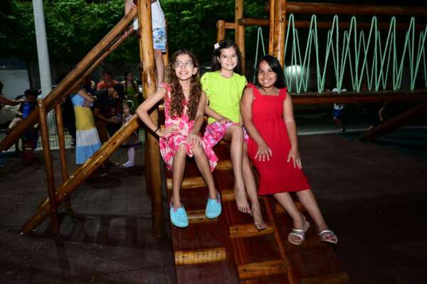 Governo do Ceará entrega brinquedopraça com academia em Parambu