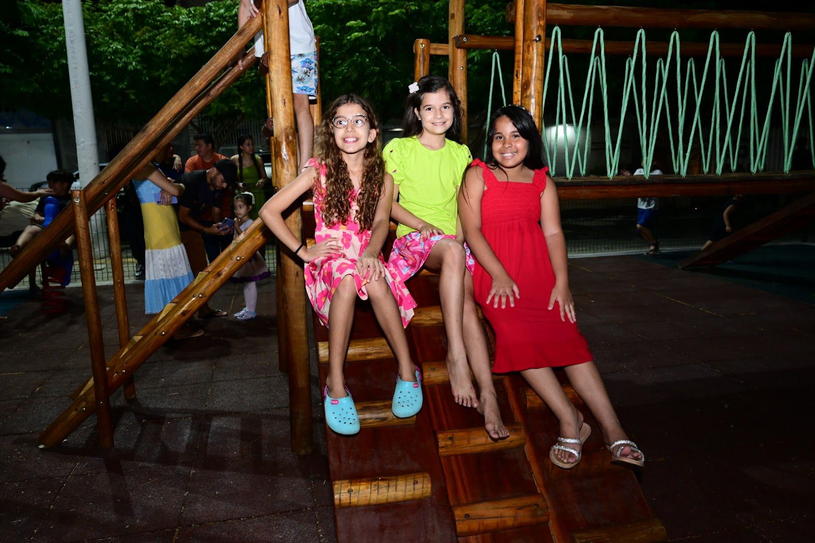 Governo do Ceará entrega brinquedopraça com academia em Parambu