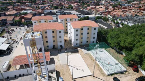 ”Momento de conquista”: 64 famílias realizam o sonho da casa própria em Fortaleza