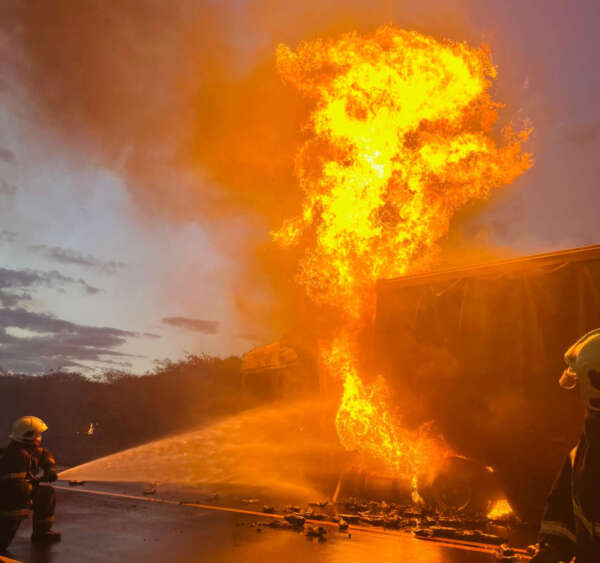 Após pane em motor, Corpo de Bombeiros apaga incêndio em carreta em Canindé