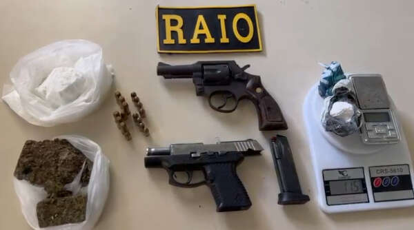 Polícia Militar prende homem por porte ilegal de arma de fogo e tráfico de drogas em Fortaleza