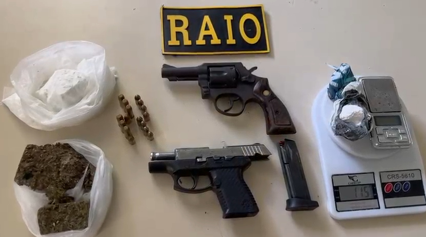 Polícia Militar prende homem por porte ilegal de arma de fogo e tráfico de drogas em Fortaleza