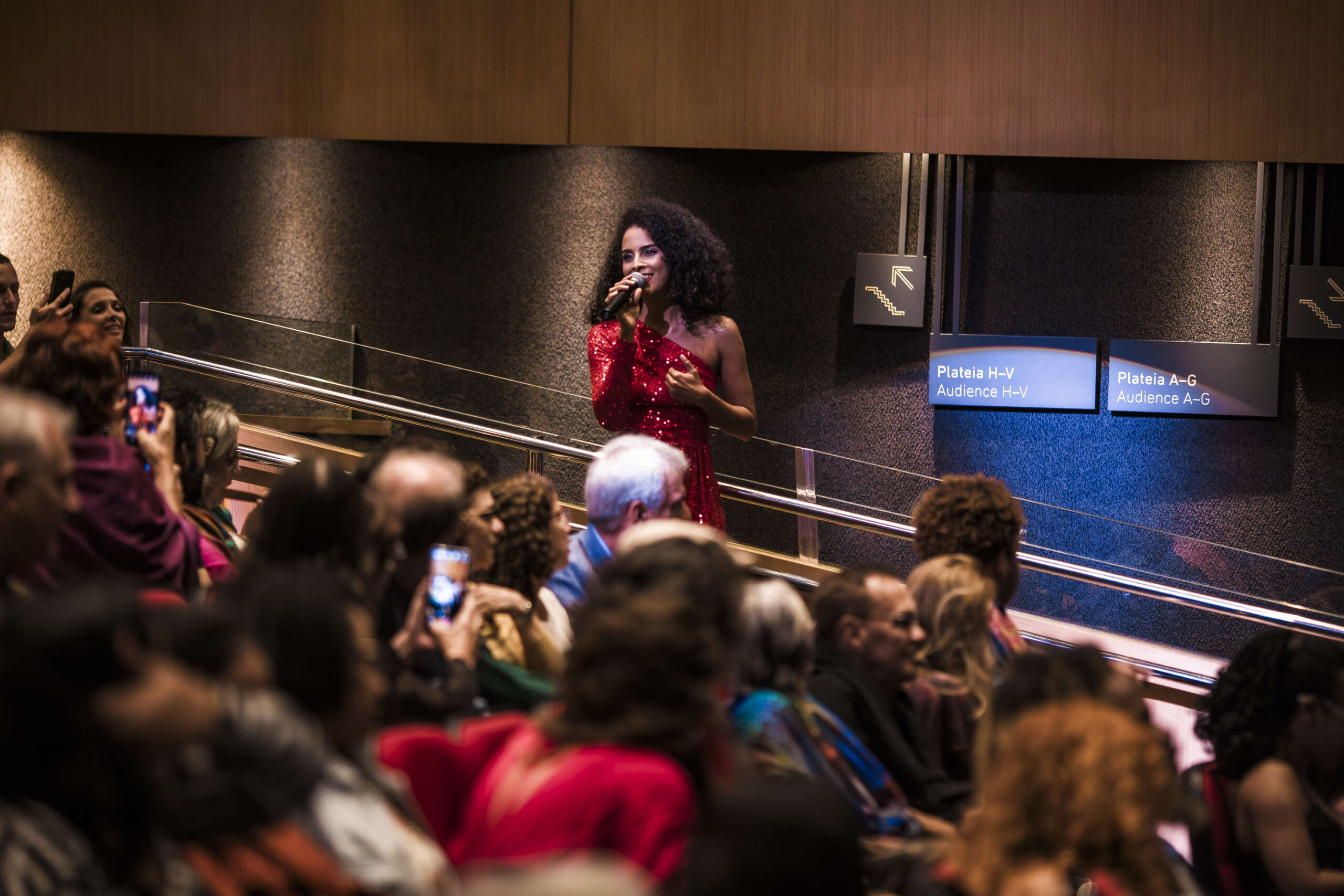 Theatro José de Alencar recebe o show “Laura Catarina canta Vander Lee”