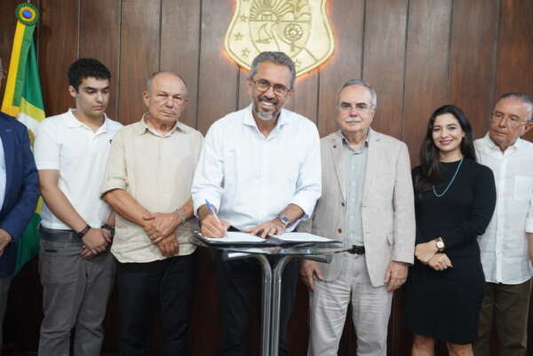 Governador Elmano de Freitas assina decreto com condições diferenciadas de pagamento do ICMS para lojistas