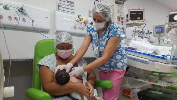 Serviço de Fonoaudiologia do Hospital Regional do Sertão Central auxilia bebês prematuros durante amamentação