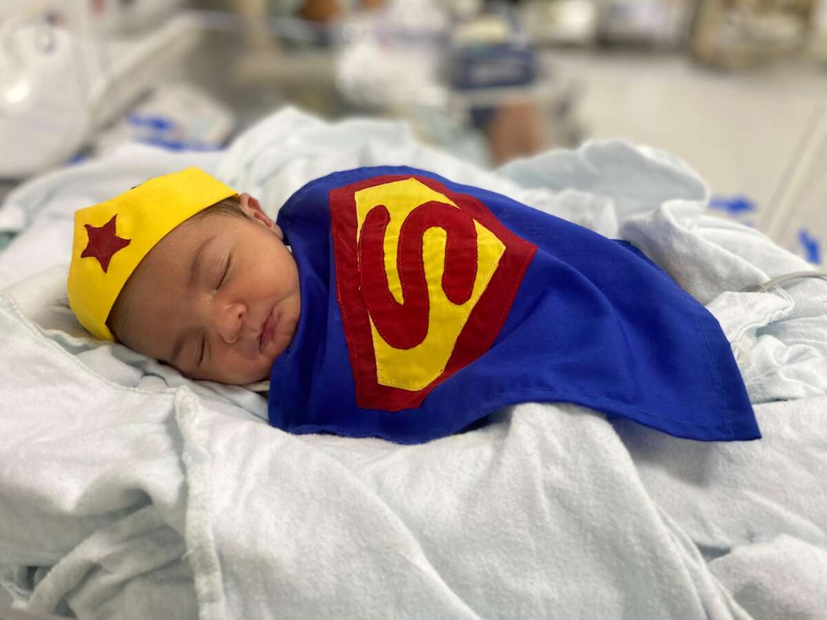 Bebês prematuros internados no Hospital Regional Norte ganham roupas de super-heróis e mural de fotos