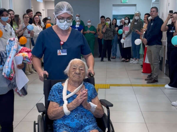 Profissionais de Hospital Regional Vale do Jaguaribe celebram alta de paciente de 117 anos