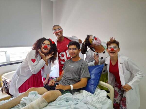 Palhaçoterapia leva alegria aos pacientes do Hospital Estadual Leonardo Da Vinci