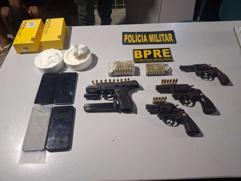 PMCE intercepta dupla que transportava quatro armas de fogo, munições e cocaína em Baturité