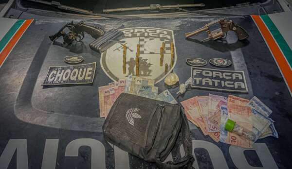 Polícia Militar captura dupla e apreende armas e drogas no bairro Vicente Pinzón