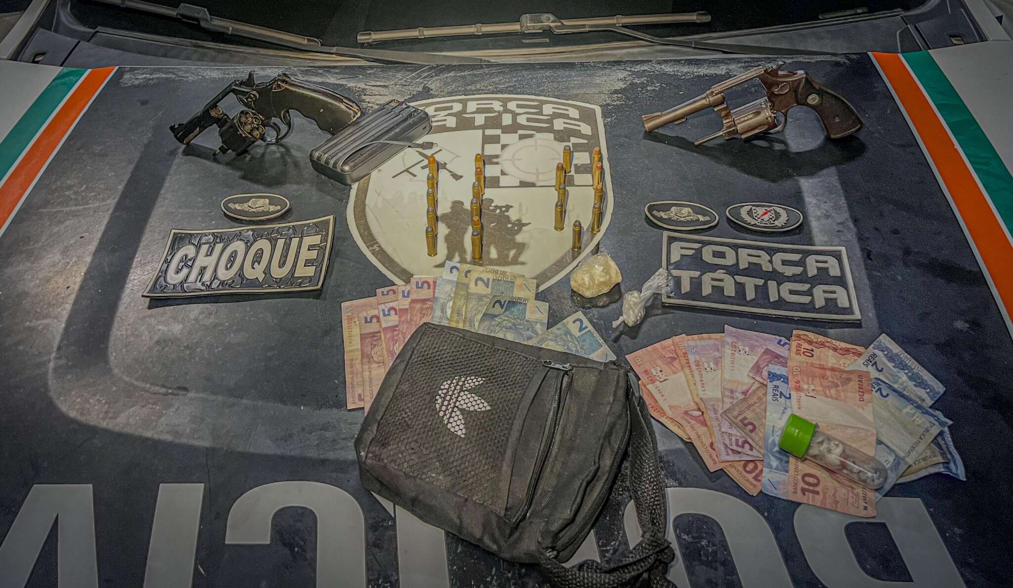 Polícia Militar captura dupla e apreende armas e drogas no bairro Vicente Pinzón