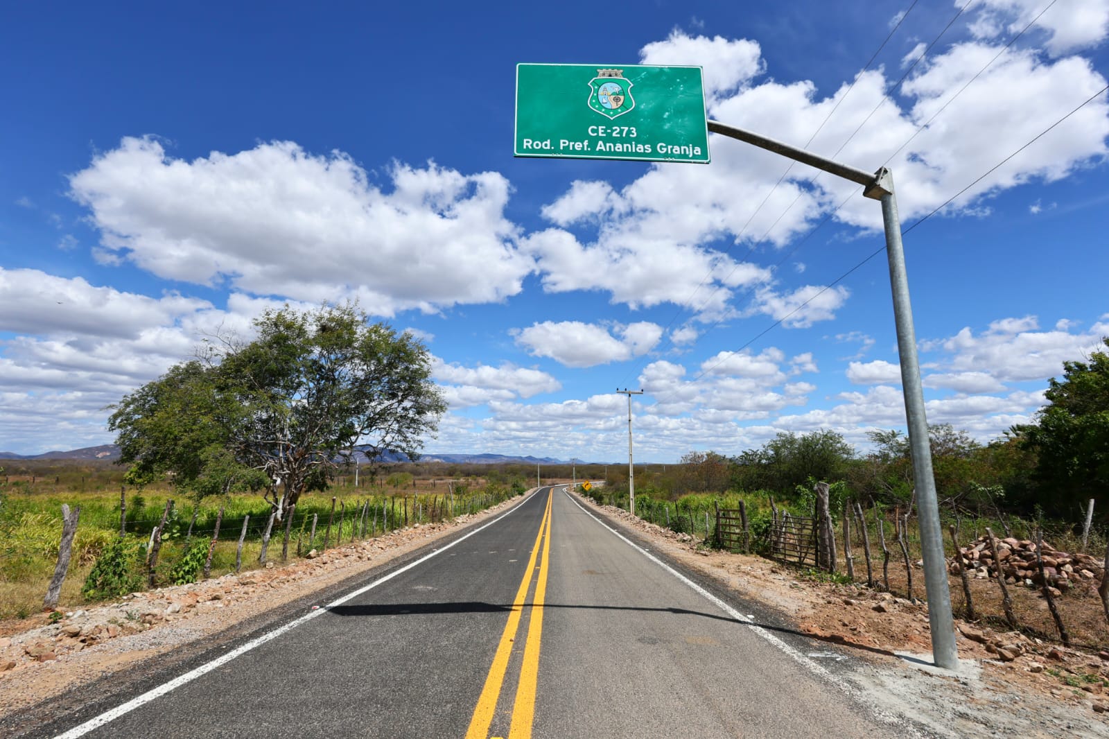 População de Jaguaribara celebra entrega da pavimentação da CE-273 e da Areninha no distrito de Curupati
