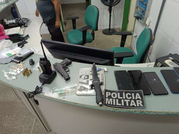 PMCE prende suspeitos, apreende drogas e recupera motocicleta roubada em Canindé