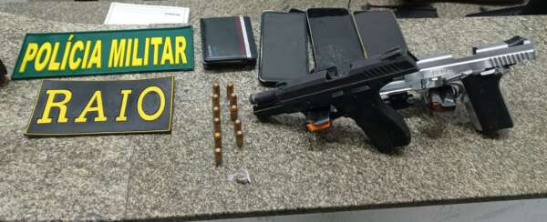 Polícia Militar prende dupla com extensa ficha criminal por porte ilegal de arma em Uruburetama