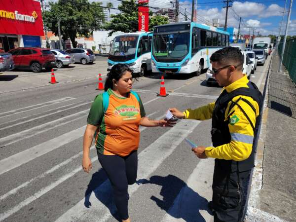 Detran-CE realiza ações educativas alusivas ao Dia Nacional do Pedestre