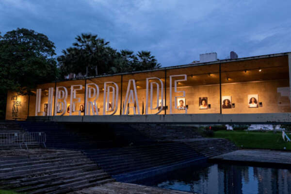 Últimos dias da exposição “Negro é um rio que navego em sonhos”, em cartaz na Galeria da Liberdade