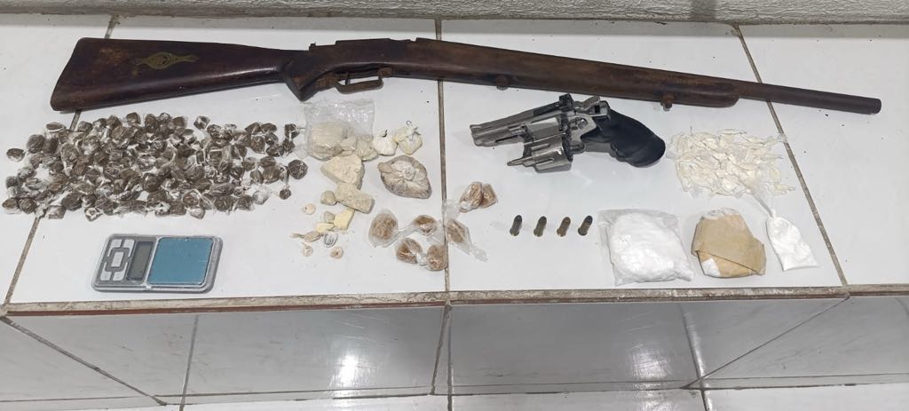 Polícia Militar apreende armas e drogas na Região Metropolitana de Fortaleza