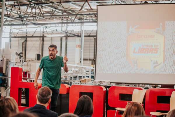 Cineteatro São Luiz recebe espetáculo de stand-up em Libras com grandes nomes do humor surdo