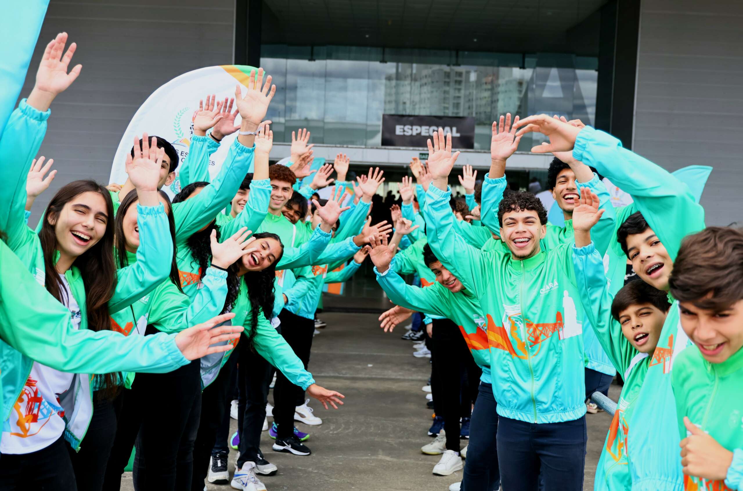 Governo do Ceará entrega passagens aéreas e uniformes para 650 alunos-atletas disputarem as etapas nacionais dos Jogos Escolares