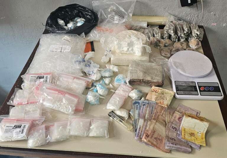 Com informações da Coin/SSPDS, PMCE prende suspeito com drogas e arma no Vila União