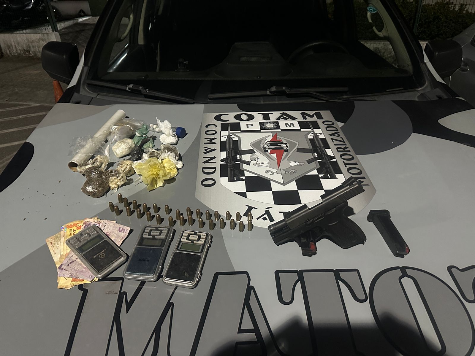 Com informações da Coin/SSPDS, PMCE prende suspeito com drogas e arma no bairro Coaçu