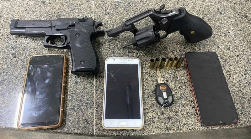 Polícia Militar captura trio com arma de fogo e recupera carro roubado na Região Metropolitana de Fortaleza