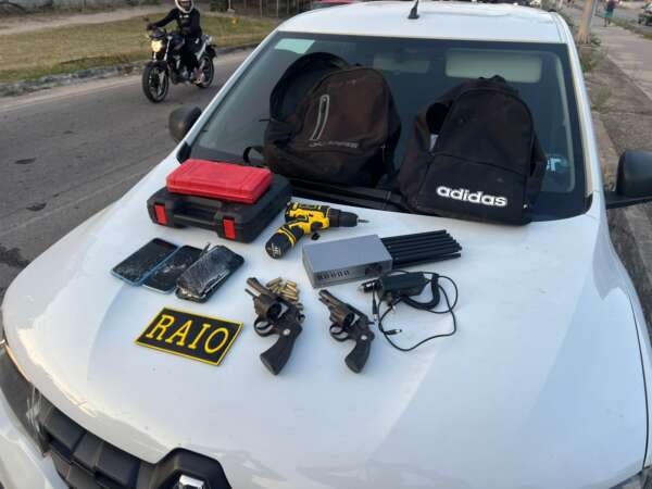 Após acompanhamento tático, trio é preso pela PMCE com revólveres e veículo roubado em Maracanaú