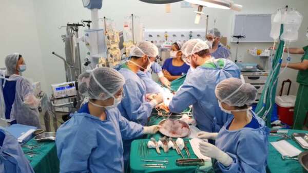 Médico do HRSC viveu espera por transplante do pai e hoje atua na captação de órgãos