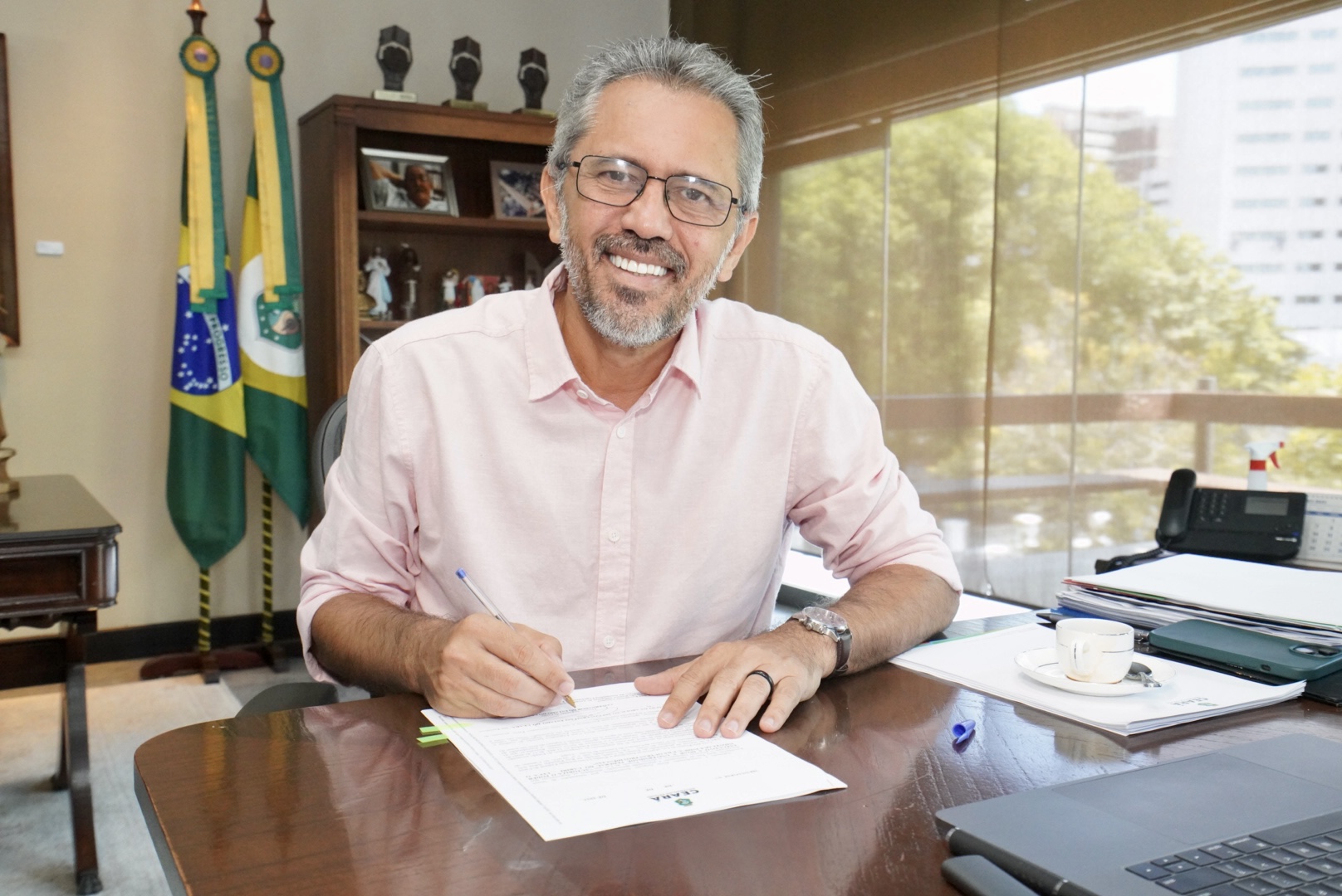 Governador Elmano de Freitas assina mensagem que autoriza doação de terreno para construção de Hospital Universitário da UFCA, no Cariri