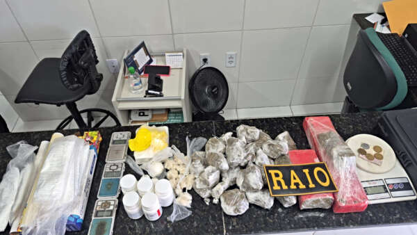Polícia Militar apreende quase quatro quilos de drogas e arma de fogo durante diligências na Capital