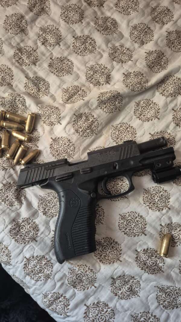 Casal é preso com veículo com queixa de roubo e arma de fogo em Maracanaú