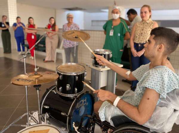 Jovem internado no Hospital Regional Norte realiza sonho de tocar bateria