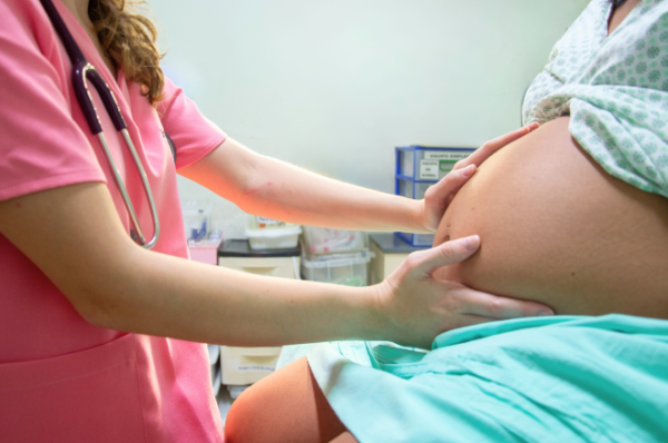 Mulheres que convivem com HIV podem ter gestação segura e sem riscos de transmissão para o bebê