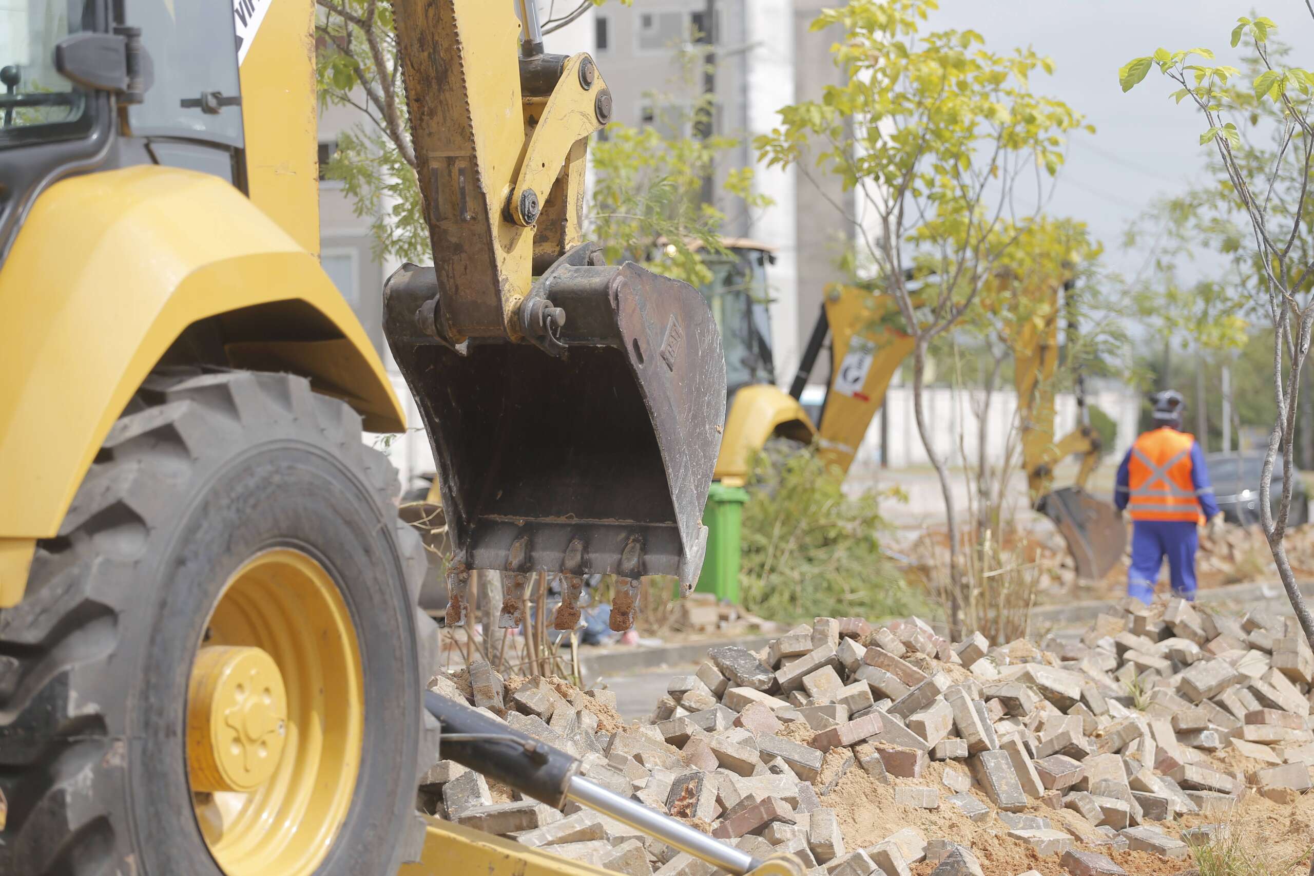 Obras do VLT Aeroporto-Castelão avançam na Avenida Alberto Craveiro, em Fortaleza