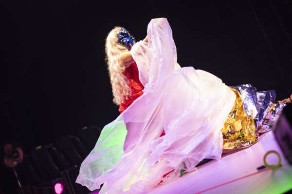 Espetáculo “O Que Resta” explora a relação entre corpo, luz e espaço no Teatro Dragão do Mar