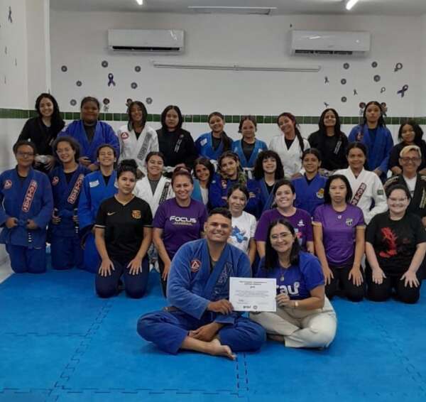 PMCE promove aulão de defesa pessoal feminina em escola técnica em Fortaleza