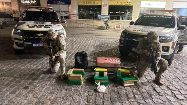 PMs prendem suspeito de tráfico de drogas em ônibus interestadual vindo de São Paulo