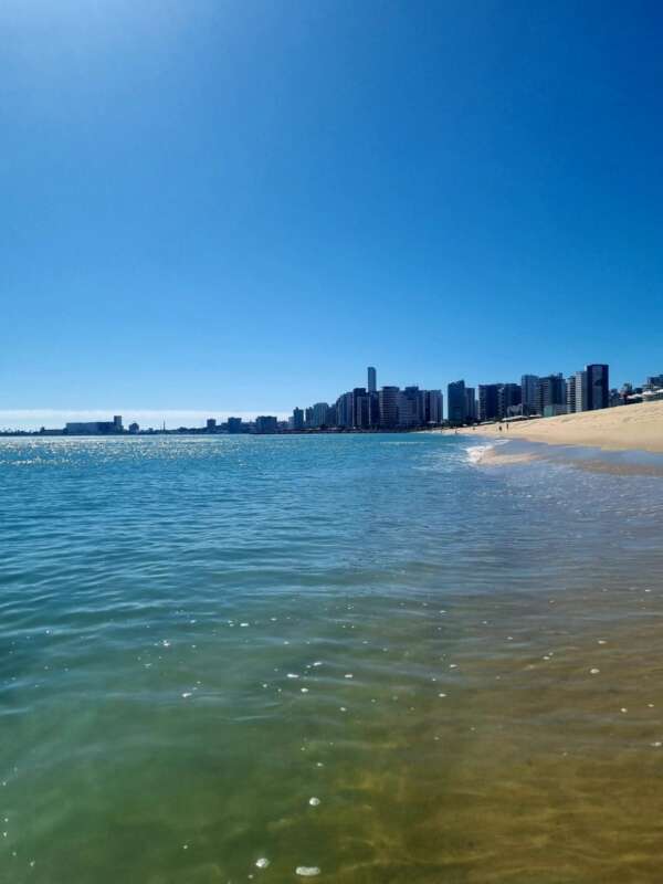 Bateu calor? Orla de Fortaleza tem 22 trechos próprios para banho neste fim de semana