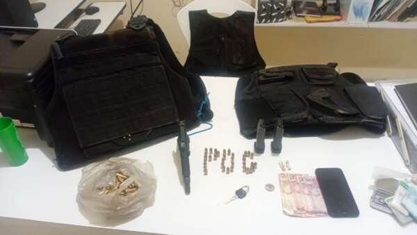 PMCE prende suspeito e apreende arma, drogas motocicleta roubada em Itatira