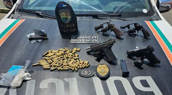 PMCE apreende quatro armas, drogas e munições em Caucaia; dois homens são presos