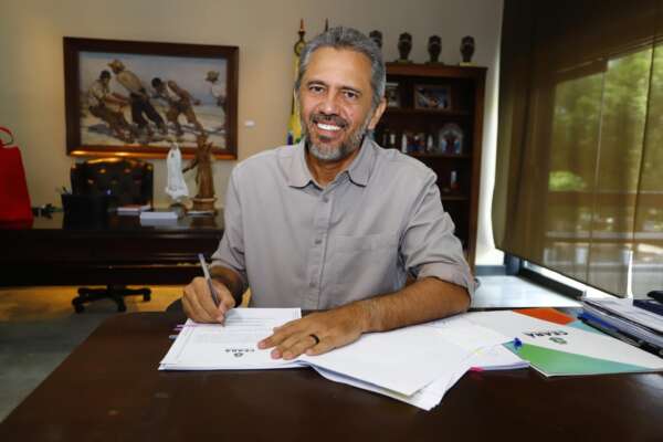 Governador Elmano de Freitas sanciona lei que autoriza doação de terreno para hospital da UFCA