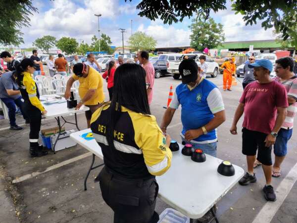 Detran e Ceasa promovem ação educativa para caminhoneiros na Semana Nacional do Trânsito