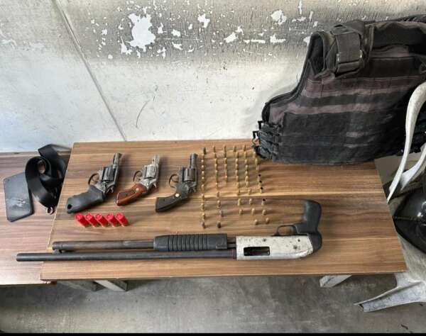 PMCE prende seis homens e apreende armas de fogo no bairro Jangurussu