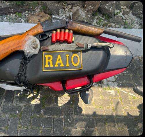 PMCE prende dois suspeitos, apreende espingarda, maconha e motocicleta roubada em Maracanaú