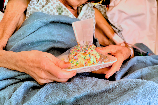 HGWA realiza desejos alimentares de pacientes e leva comemoração a aniversariantes internados