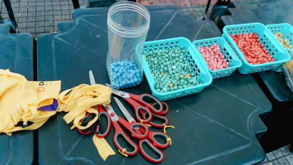 Oficina gratuita ensina a produzir bolsas ecossustentáveis no Complexo da Sabiaguaba