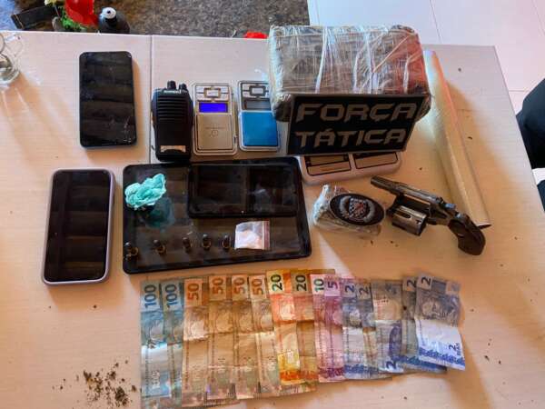 Com informações da Coin/SSPDS, PMCE prende suspeito com armas e drogas no Curió