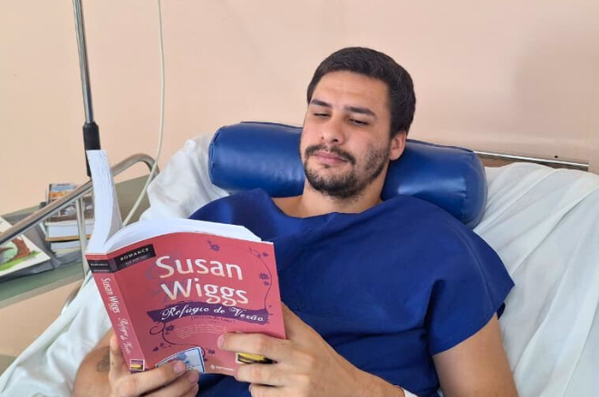 “Leitura em Movimento”: biblioteca itinerante do HRC incentiva hábito da leitura entre pacientes, acompanhantes e trabalhadores